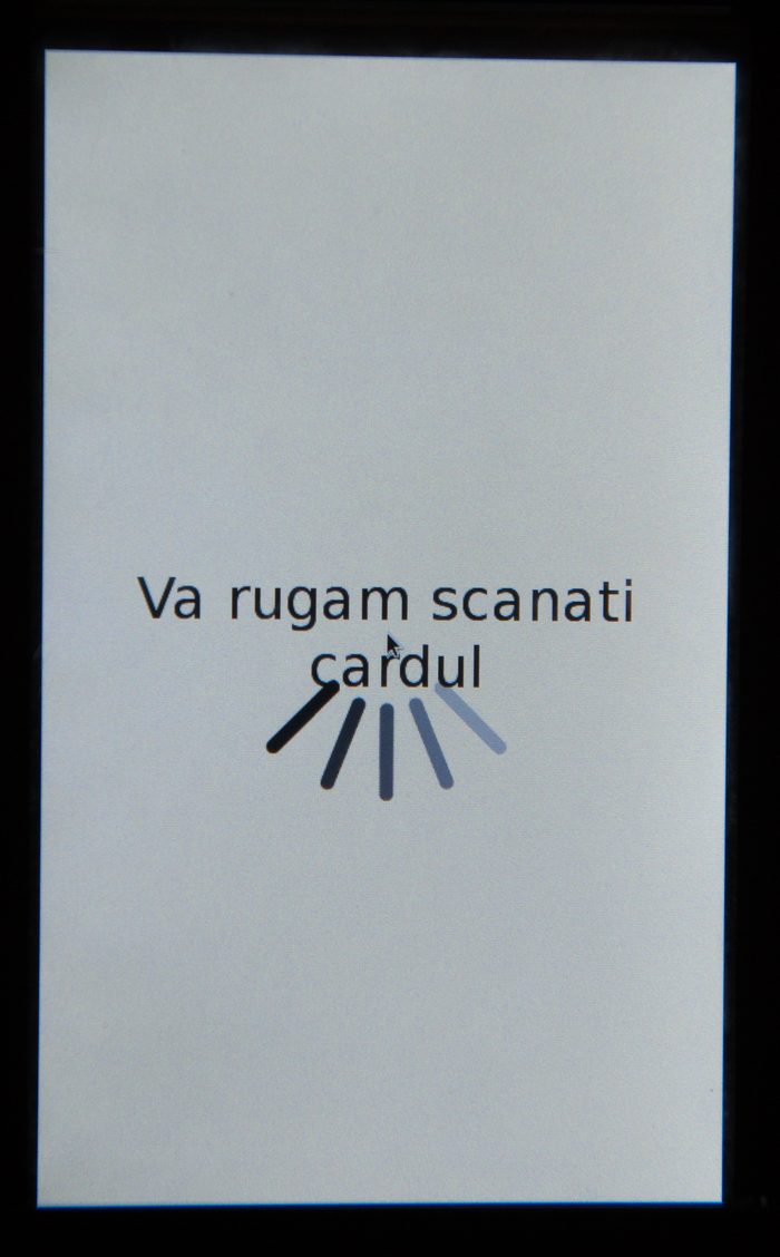 Display automat OptiVEND afișând „Vă rugăm scanați cardul”